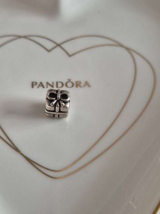 Pandora present charm
